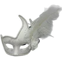 Máscara de máscara em PVC branco e dourado com penas e flores