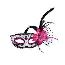 Máscara de máscara rosa e preta com penas e flores