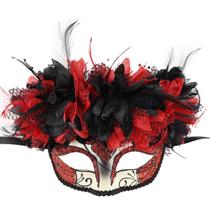 Máscara veneziana com penas vermelhas e pretas com enfeite floral