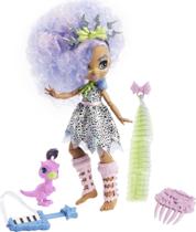 Mattel Cave Club Bashley Doll 10 polegadas, Lavanda Cabelo Poseable Boneca de Moda Pré-Histórica com Dinossauro Animal de Estimação e Acessórios, Presente para Crianças de 4 Anos e Up Amazon Exclusive