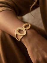 Max Bracelete Chunky com design orgânico a peça traz curvas irregulares que remetem à beleza natural, criando um visual moderno. Max Bracelete Chunky com design orgânico a peça traz curvas irregulares que remetem à beleza natural, criando um visual moderno.