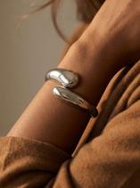 Max Bracelete Chunky com design orgânico a peça traz curvas irregulares que remetem à beleza natural, criando um visual moderno. Max Bracelete Chunky com design orgânico a peça traz curvas irregulares que remetem à beleza natural, criando um visual moderno.