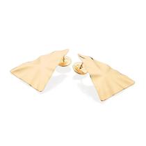 Maxi brinco trangular textura ondulada banhado a ouro 18k Maxi brinco trangular textura ondulada banhado a ouro 18k