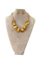 Maxi Colar Feminino com Pedras em Resina e Fio Camurça Casual