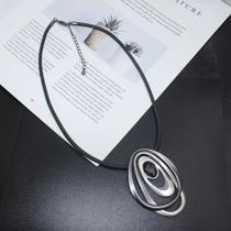 Maxi colar geométrico circulos preto e cinza cristal couro Maxi colar geométrico circulos preto e cinza cristal couro