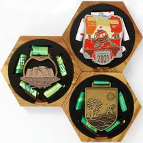 Medal Display JupDec Honeycomb Wooden Hexagon, pacote com 3 Medal Display JupDec Honeycomb Wooden Hexagon, pacote com 3
