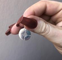 Medalha bússola, em prata 925, 1,5cm