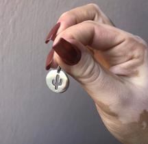 Medalha cacto, em prata 925, 1,5cm