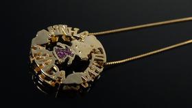 Medalha Dourada Minha Filha Amada Com Detalhes em Micro Zircônias Pink Medalha Dourada Minha Filha Amada Com Detalhes em Micro Zircônias Pink