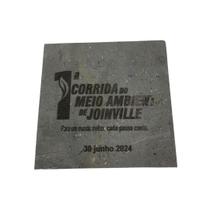 Medalha Ecológica de Material Reciclável Quadrada 10cm x 10cm Personalizada com Impressão UV - Manu Utilities