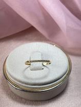 Meia Aliança Em Ouro Amarelo 18k Peso: 0,53gr