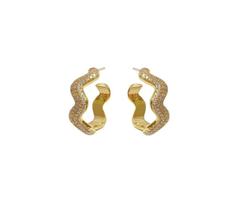 MEIA ARGOLA CURVA COM CRAVAÇÃO FRONTAL BANHADA A OURO - Joia Elegante MEIA ARGOLA CURVA COM CRAVAÇÃO FRONTAL BANHADA A OURO - Joia Elegante