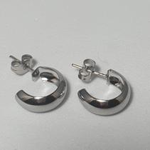 Meia argola em aço hipoalergênico pequena com tarraxa