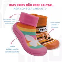 Meia com sola arco íris borboleta cano alto keto baby solado de borracha