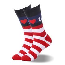 Meias redondas de algodão listrado colorido com padrão de coração vermelho