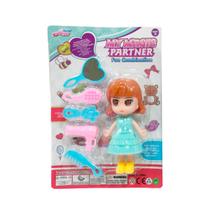 MENININHA com Vestidinho e Utensílios de Beleza MENININHA com Vestidinho e Utensílios de Beleza