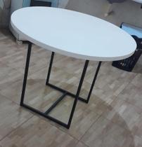 Mesa circular em MDF branco e metalon 20x20mm 75cm de altura 1m de raio Mesa circular em MDF branco e metalon 20x20mm 75cm de altura 1m de raio