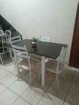 Mesa com 4 cadeiras