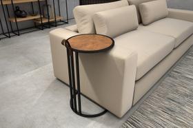 mesa de apoio lateral estilo industrial para sala tampo detalhe em couro