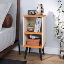 Mesa de Cabeceira Charme com Prateleira Interna pés estilo retrô - Off White com Cinamomo Mesa de Cabeceira Charme com Prateleira Interna pés estilo retrô - Off White com Cinamomo