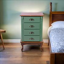 Mesa de Cabeceira Colonial com 4 Gavetas Entalhadas, Puxadores Concha e Pés Luiz XV - Verde kalle com tampo e base Castanho Envelhecido