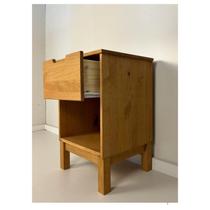 Mesa de Cabeceira com 1 Gaveta no Acabamento Cera Natural com Toque Acetinado / Coleção Acapulco