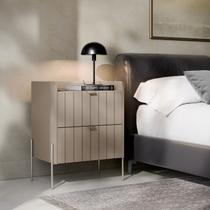 mesa de cabeceira com gaveta para cama quarto moriah 45cm pés e puxadores em ferro classico champagne