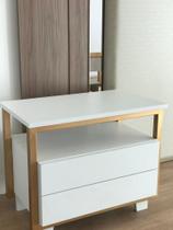 mesa de cabeceira com gavetas