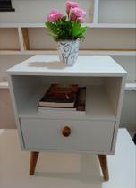 Mesa de cabeceira com Pés PalitoLinda e Funcional