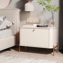 Mesa de Cabeceira Curva 1 Porta 1 Nicho Pés e Puxadores em Metal 100% MDF 76cm Tucupí Bege Mesa de Cabeceira Curva 1 Porta 1 Nicho Pés e Puxadores em Metal 100% MDF 76cm Tucupí Bege