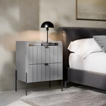 mesa de cabeceira estilo industrial cinza MDF para cama quarto de casal moriah 45cm pé e puxadores de metal