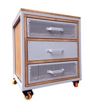 Mesa de Cabeceira Estilo Industrial com 3 Gavetas e 4 Rodízios - Ferro em Cinza e Madeira Tom Castanheira Mesa de Cabeceira Estilo Industrial com 3 Gavetas e 4 Rodízios - Ferro em Cinza e Madeira Tom Castanheira
