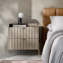 mesa de cabeceira para quarto com 2 gavetas Moriah 60cm MDF Com Pés e Puxadores em Metal Champagne