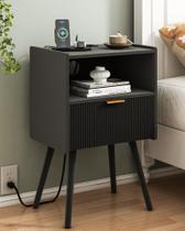 Mesa de Cabeceira Preta JOONEE com Tomada, Mesa de Apoio Moderna com Gaveta de Armazenamento e Prateleira Aberta de Madeira, para Sala de Estar, Quarto e Espaços Pequenos, Mesa de Apoio com Pés de Madeira Maciça, Montagem Fácil