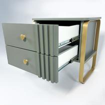 Mesa de cabeceira Roma- Duas gavetas com pés metálico dourado