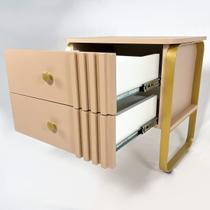 Mesa de cabeceira Roma- Duas gavetas com pés metálico dourado Mesa de cabeceira Roma- Duas gavetas com pés metálico dourado