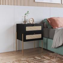 Mesa de Cabeceira Selene 2 Gavetas Palhinha Pés metálicos Boho Móvel na Caixa Mesa de Cabeceira Selene 2 Gavetas Palhinha Pés metálicos Boho Móvel na Caixa