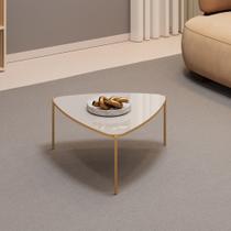 Mesa de Centro com Tampo Triangular e Pés em Metal Dourado Lina Bali - MABE MAGAZINE
