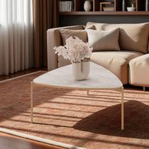Mesa de Centro com Tampo Triangular e Pés em Metal Dourado Lina Quartzo - MABE MAGAZINE