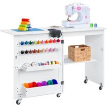 Mesa de costura dobrável Best Choice Products Estação de artesanato multiuso e mesa lateral com design compacto, rodas, prateleiras, bandejas de armazenamento, pinos, portas magnéticas, maçanetas de metal - branca