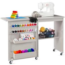 Mesa de costura dobrável Best Choice Products Estação de artesanato multiuso e mesa lateral com design compacto, rodas, prateleiras, bandejas de armazenamento, pinos, portas magnéticas, maçanetas de metal - cinza