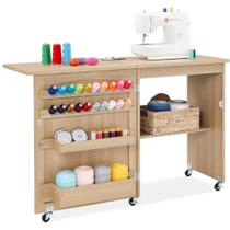 Mesa de costura dobrável Best Choice Products Estação de artesanato multiuso e mesa lateral com design compacto, rodas, prateleiras, bandejas de armazenamento, pinos, portas magnéticas, maçanetas de metal - marrom claro