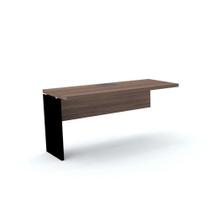 Mesa de Escritório Complemento 134 x 60 cm com Caixa de Tomada PE40 em MDP Cor Walnut Base Preta Mesa de Escritório Complemento 134 x 60 cm com Caixa de Tomada PE40 em MDP Cor Walnut Base Preta