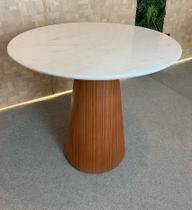 Mesa de Jantar Cone 70 cm Base Madeira Natural Mogno e Tampo Mármore Branco Extra Mesa de Jantar Cone 70 cm Base Madeira Natural Mogno e Tampo Mármore Branco Extra