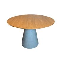 Mesa de Jantar Cone Redonda 130 cm Base Cimento Queimado Tampo Freijó Mesa de Jantar Cone Redonda 130 cm Base Cimento Queimado Tampo Freijó