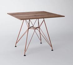 Mesa Eiffel Quadrada 90cm Tampo De Madeira Amendôa Com Base De Ferro Cobre