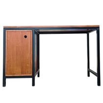 Mesa Escrivaninha para Escritório Nicho Lateral com Prateleira Ferro e Madeira Cores Preto e Castanheira Mesa Escrivaninha para Escritório Nicho Lateral com Prateleira Ferro e Madeira Cores Preto e Castanheira