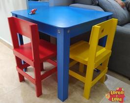 Mesa infantil com 2 cadeiras @loren.loke indicada ate 4 anos mesa azul cadeiera amarela e vermelha