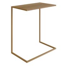 Mesa Lateral Apoio Sofá p/ Notebook Artesano 58 cm (Larg) MDP Hanover (Mel) Base Aço Carbono Dourado Mesa Lateral Apoio Sofá p/ Notebook Artesano 58 cm (Larg) MDP Hanover (Mel) Base Aço Carbono Dourado