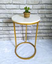 Mesa lateral de apoio dourada com branco marmorizado Mesa lateral de apoio dourada com branco marmorizado